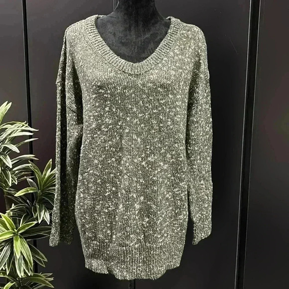 Old Navy V-neck,knit,oversized tunic length,olive green,warm,sweater top - Picture 1 of 11